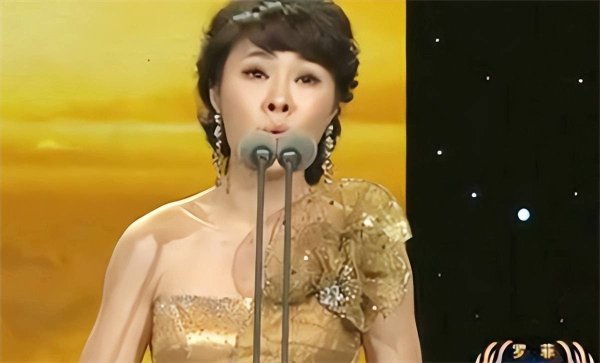 正规的股票杠杆平台 春晚女高音歌手罗菲：从舞台明星到阶下囚的堕落之路